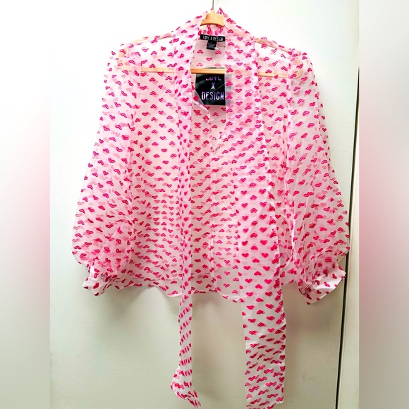Love x Design Tie Neck Heart Kiss Blouse - Picture 4 of 11